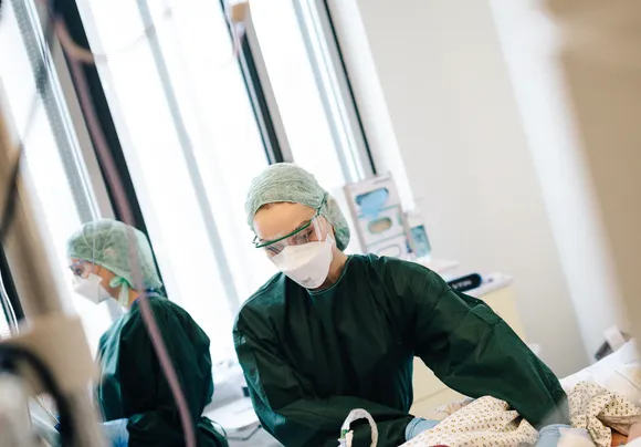 Ein Team von Physiotherapeuten posiert für ein Gruppenfoto
